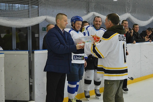 В Архангельске 9 и 10 апреля проходил областной турнир по хоккею среди любительских команд на Кубок Космонавтики